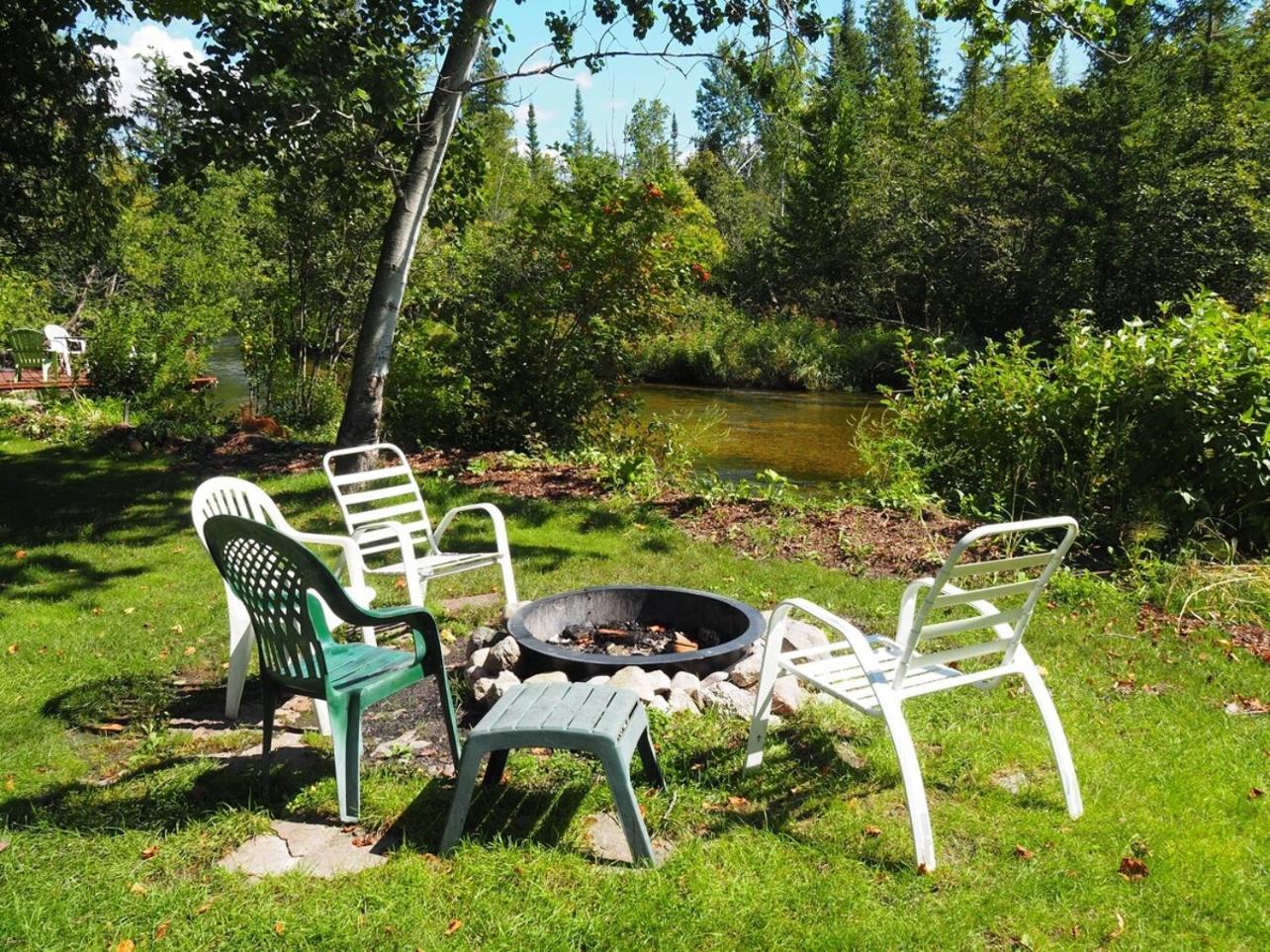Sleeping Bear Riverside Cabins - Cabin #1 Honor Extérieur photo